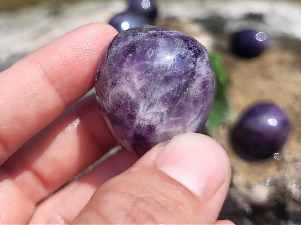 Pierres roulées d'améthyste, pierres naturelles, minéraux et cristaux pour lithothérapie, collection et décoration.
