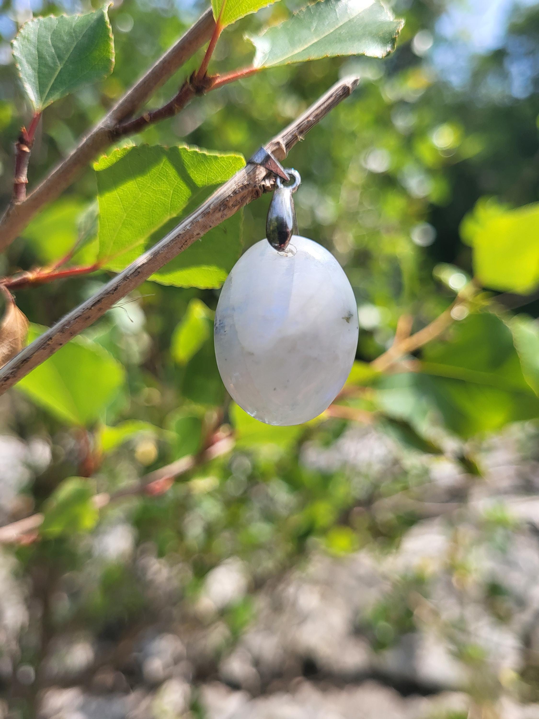 Collier en pierre de lune, cristaux et minéraux rares pour la lithothérapie, la collection ou beauté et cadeaux.