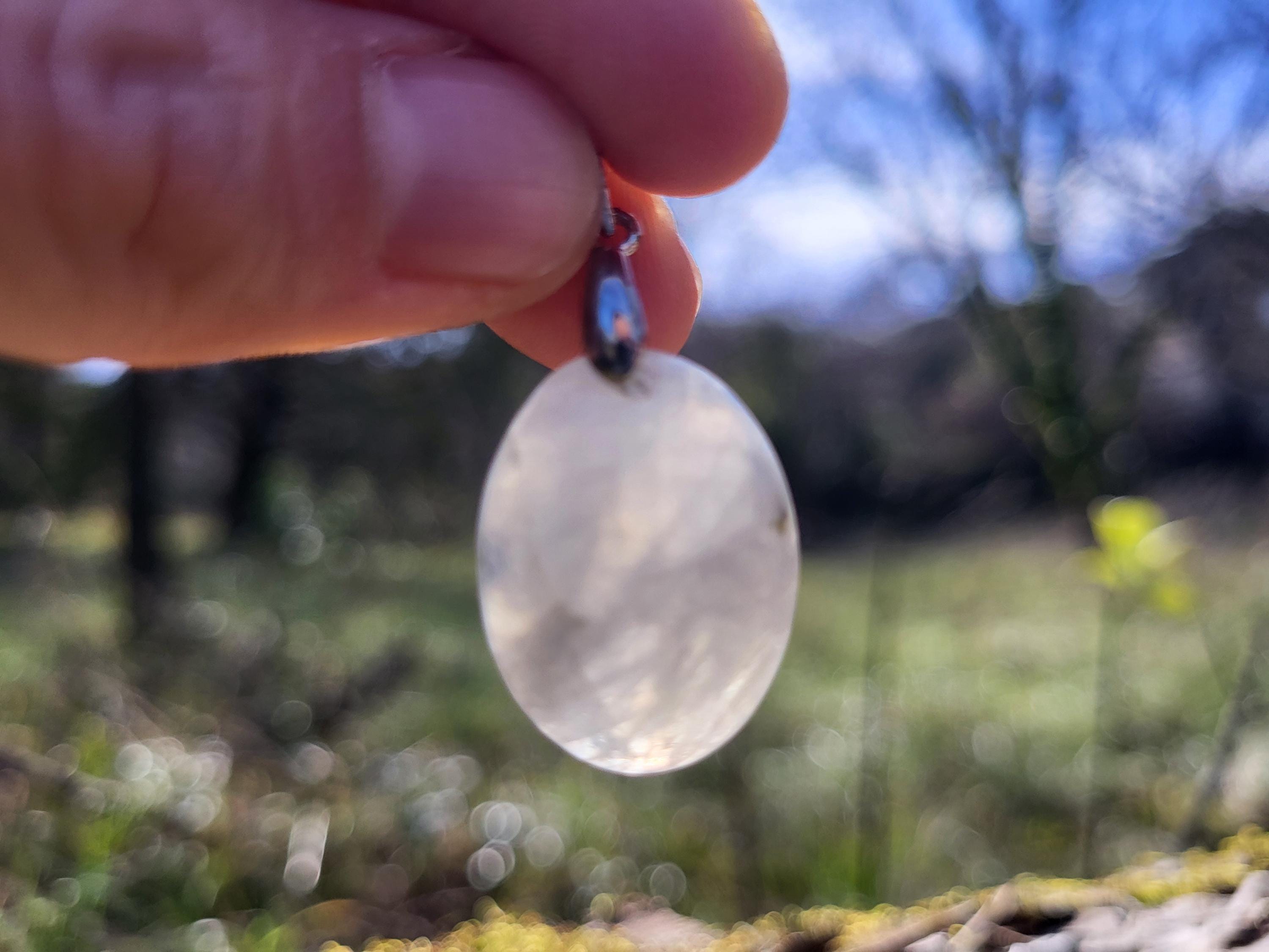 Collier en pierre de lune, cristaux et minéraux rares pour la lithothérapie, la collection ou beauté et cadeaux.