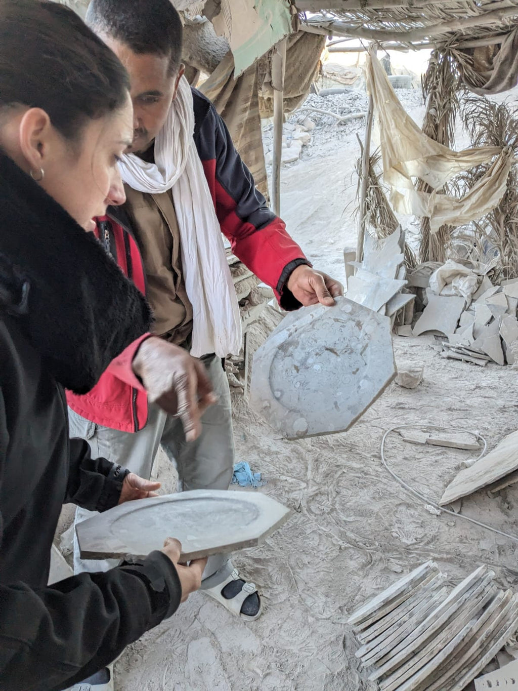 Assiette, plat original de granit fossile avec Ammonites et Orthocéras, objet de collection et de décoration pour la maison et table de noël