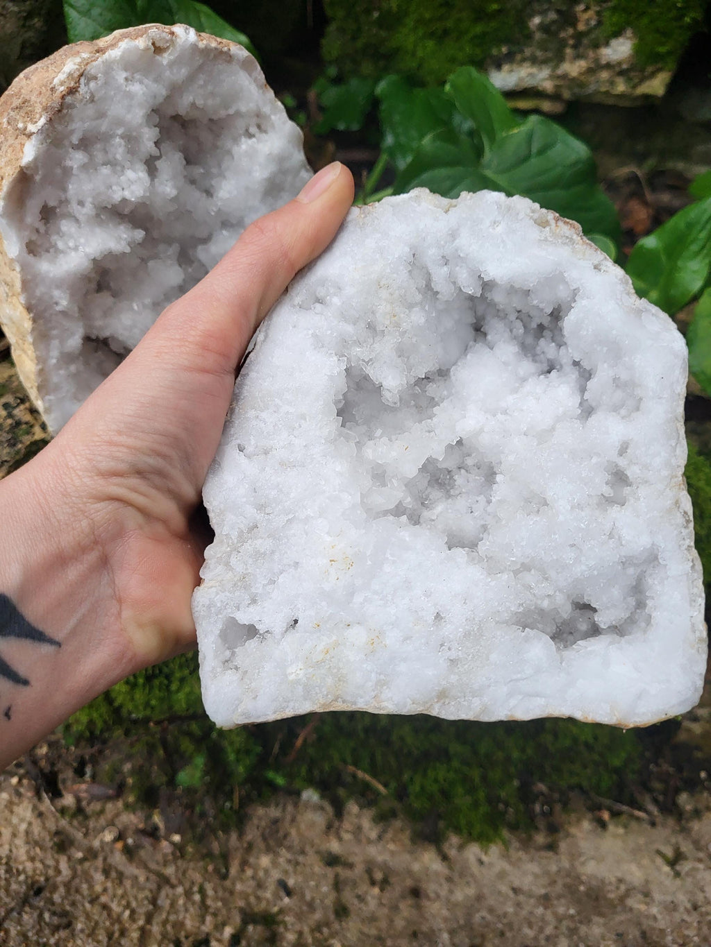 Grande géode de cristal naturel, géode rocheuse, grand cristal de géode, cristal de roche, pierres et minéraux pour purification maison