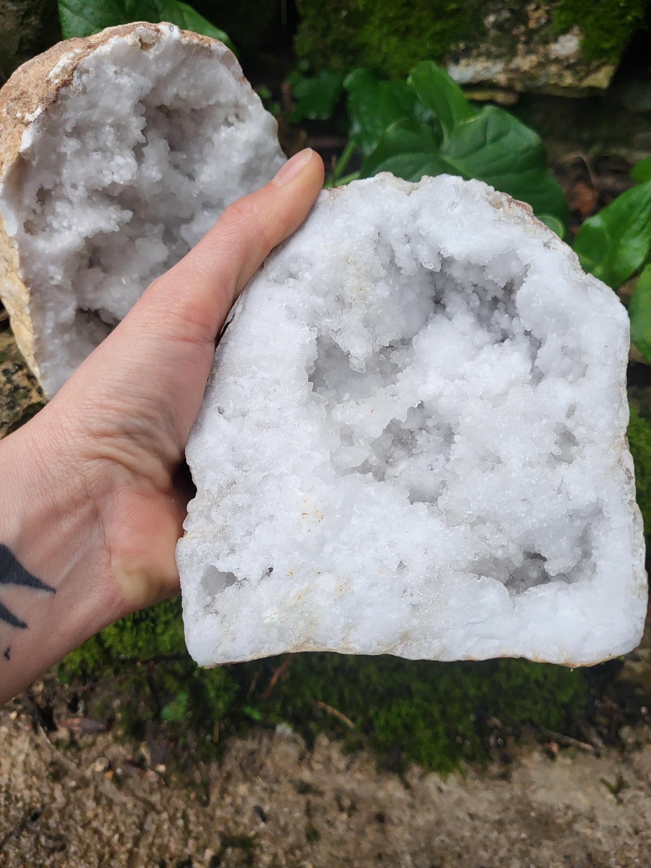 Grande géode de cristal naturel, géode rocheuse, grand cristal de géode, cristal de roche, pierres et minéraux pour purification maison