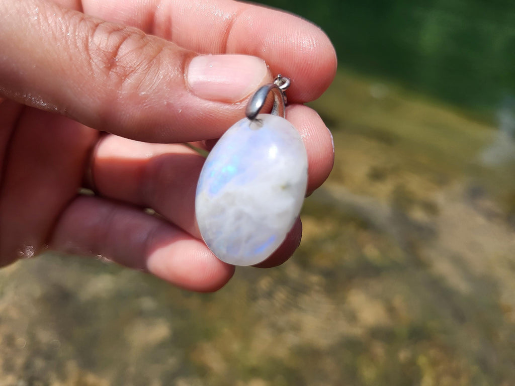 Collier en pierre de lune, cristaux et minéraux rares pour la lithothérapie, la collection ou beauté et cadeaux.