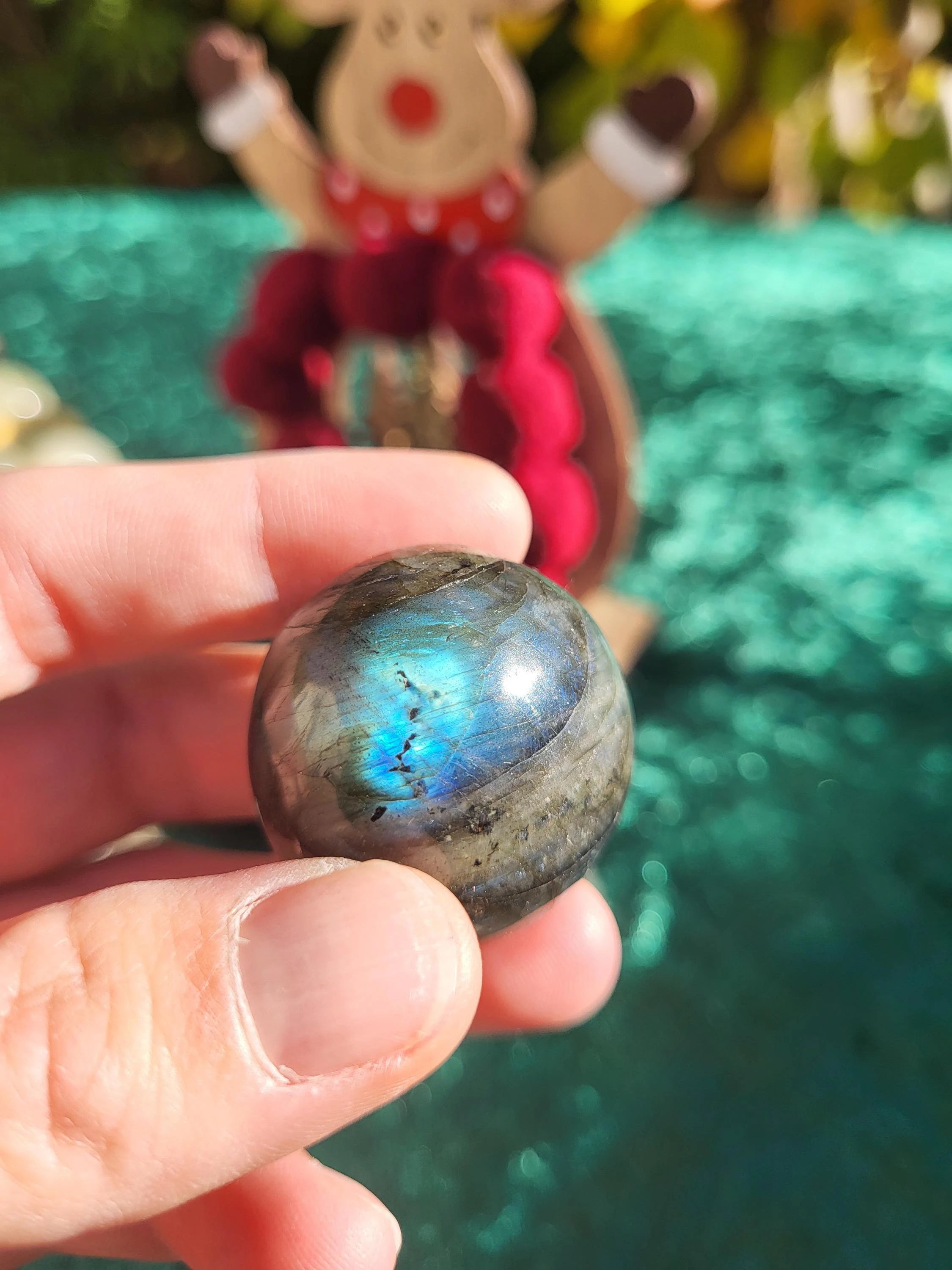 Labradorite roulée, pierres et cristaux pour la lithothérapie, collection ou la décoration de la maison. Sphère de cristal de labradorite, pierre de protection pour les soignants.