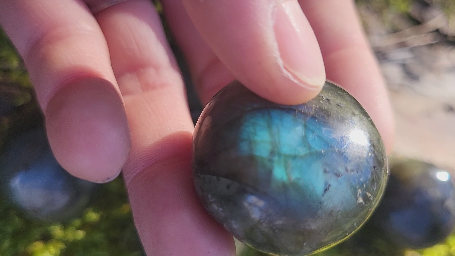 Labradorite roulée, pierres et cristaux pour la lithothérapie, collection ou la décoration de la maison. Sphère de cristal de labradorite, pierre de protection pour les soignants.