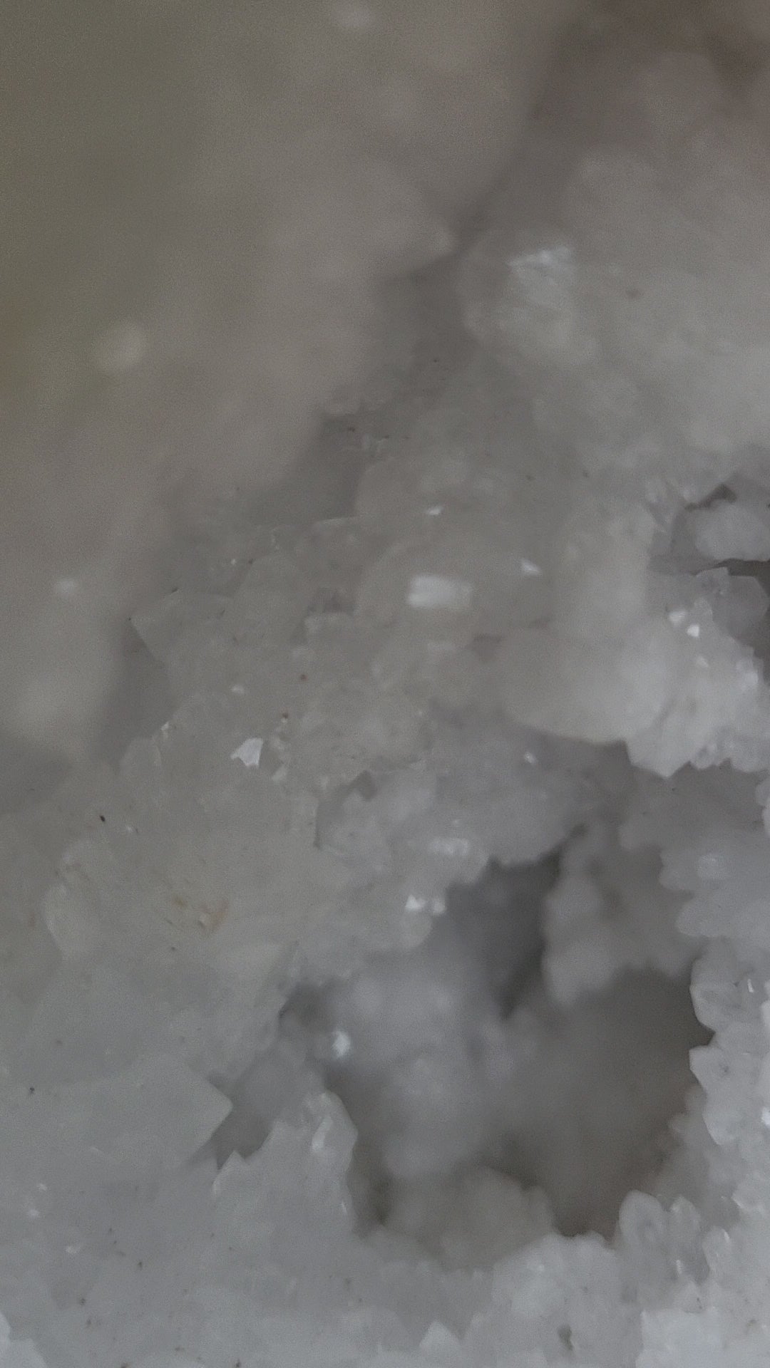 Grande géode de cristal naturel, géode rocheuse, grand cristal de géode, cristal de roche, pierres et minéraux pour purification maison