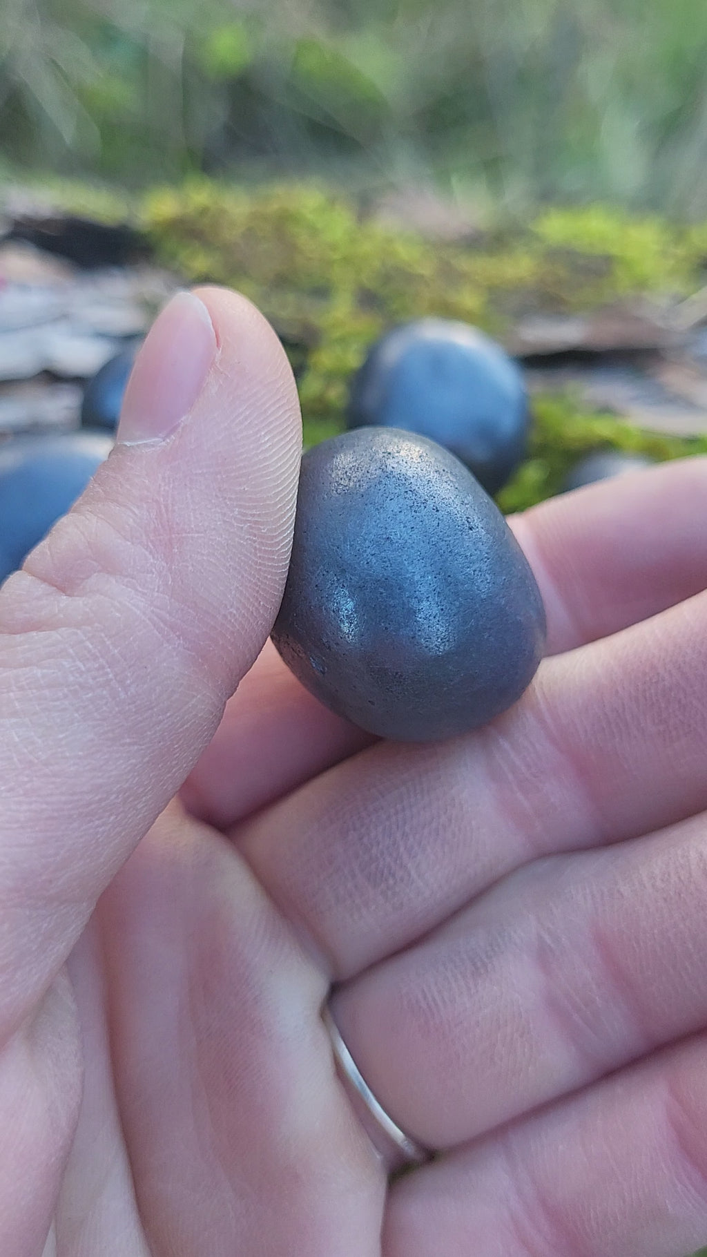 Pierre de shungite roulée, Pierre de protection contre les champs magnétique, cristaux de shungite naturelle.