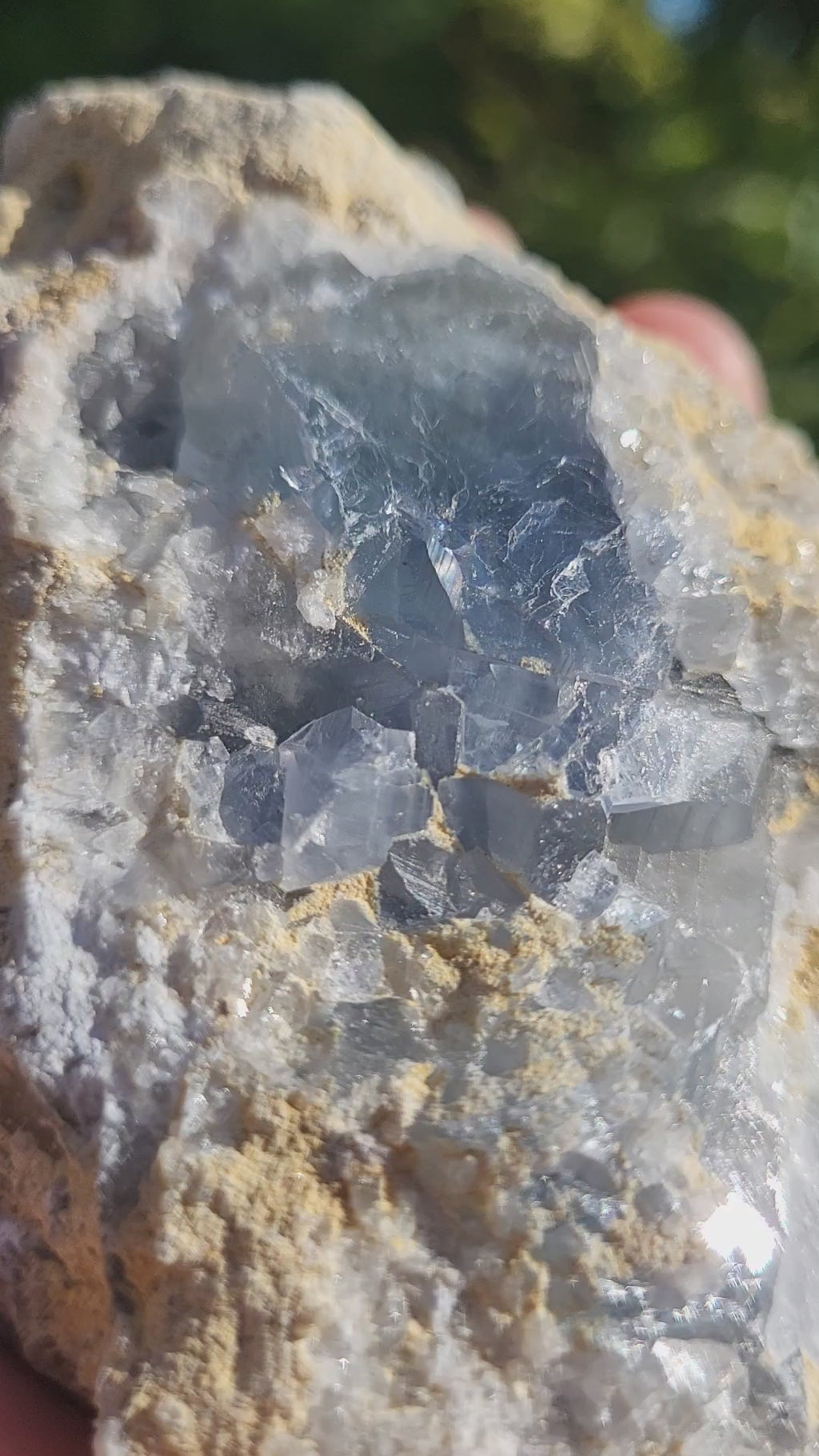 Cristal de célestine bleue brute, cristaux et minéraux rares pour la lithothérapie, la collection ou décoration de la maison.